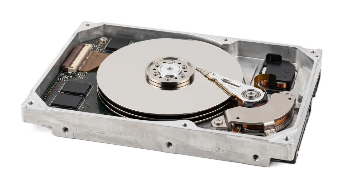 Ашылған қатқыл диск (HDD) ішкі құрылымы — айналатын магниттік табақшалар мен оқу басы